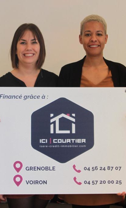 Equipe femme - Ici Courtier avec panneau de vente